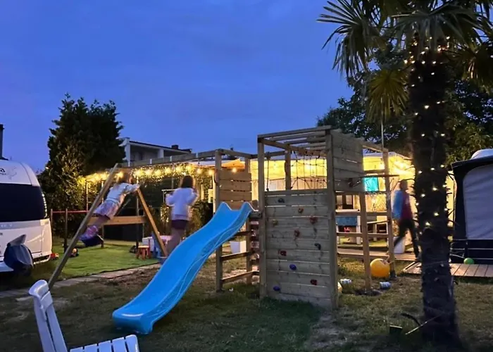 مكان تخييم Przyczepa Surfzen *